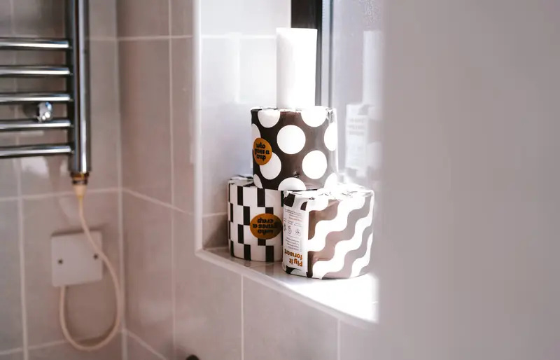 Bathroom shelf with patterned storage pots